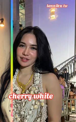 Cherry White inalok ang kaniyang katas .